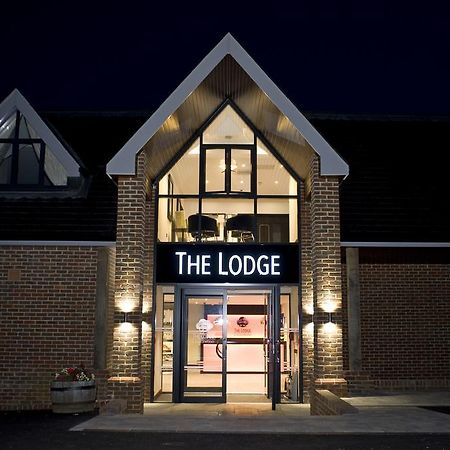 The Lodge At Kingswood Epsom Exterior foto