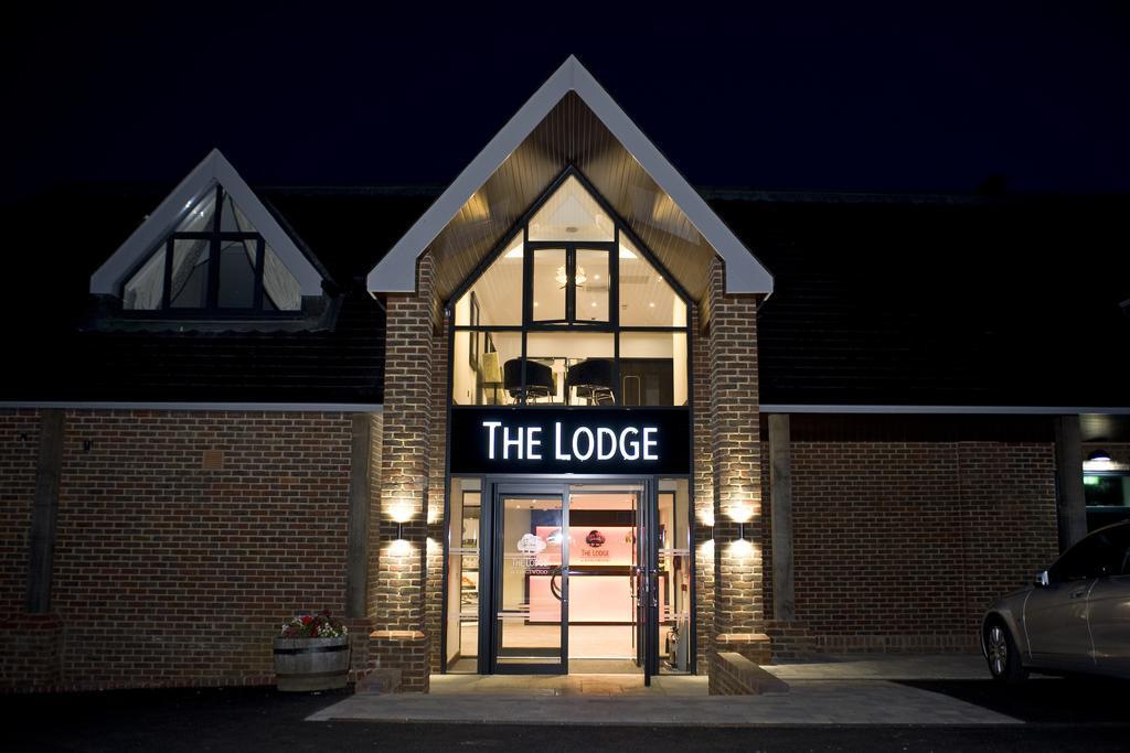 The Lodge At Kingswood Epsom Exterior foto
